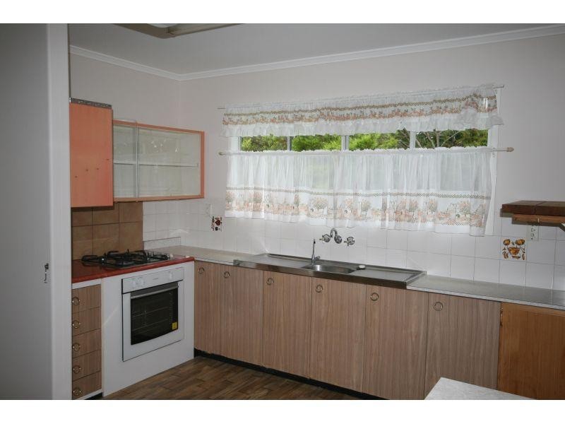 6 James Street, Southside QLD 4570