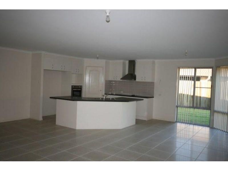 10 Chairmans Close, Jones Hill QLD 4570