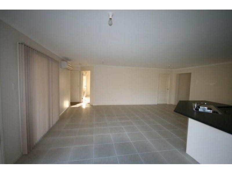 10 Chairmans Close, Jones Hill QLD 4570