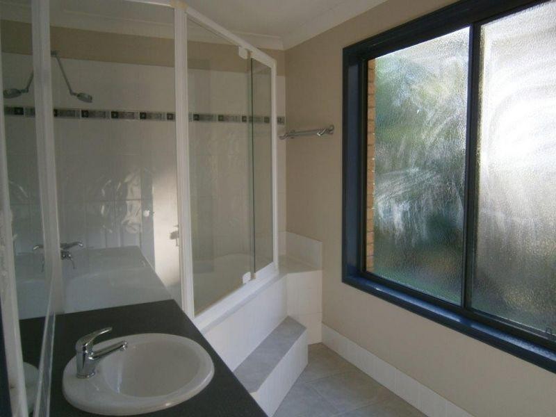 28 White Wood Crt, Lake Macdonald QLD 4563