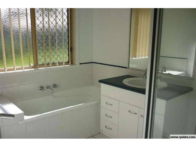 9 Wave Ave, Noosaville QLD 4566