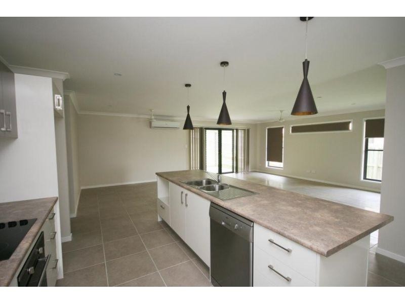 8 Parkview Close, Southside QLD 4570
