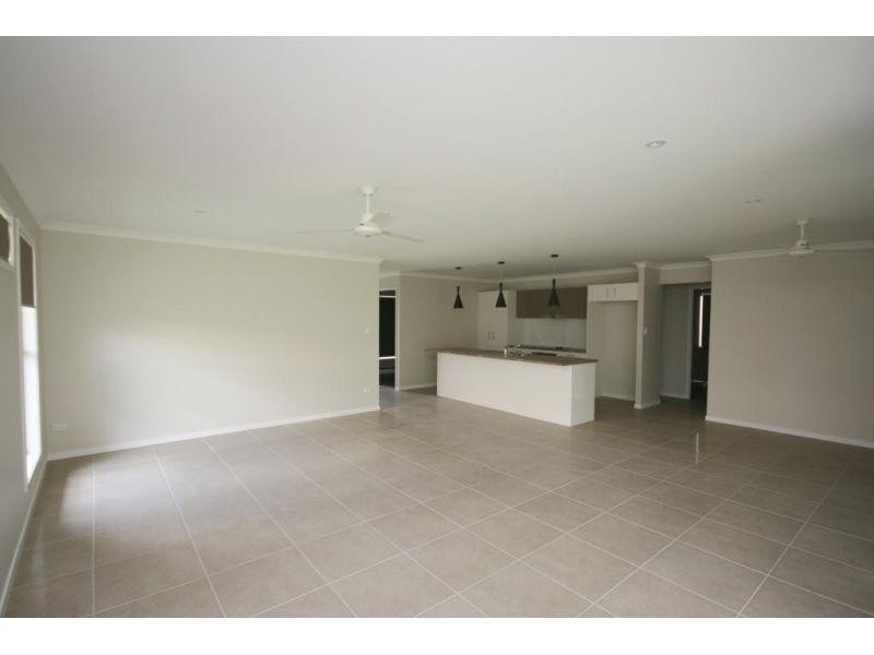 8 Parkview Close, Southside QLD 4570