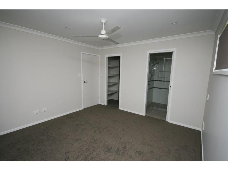 8 Parkview Close, Southside QLD 4570