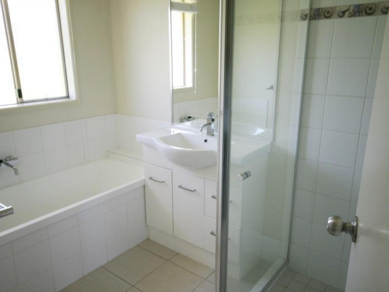 5B Vista Close, Southside QLD 4570