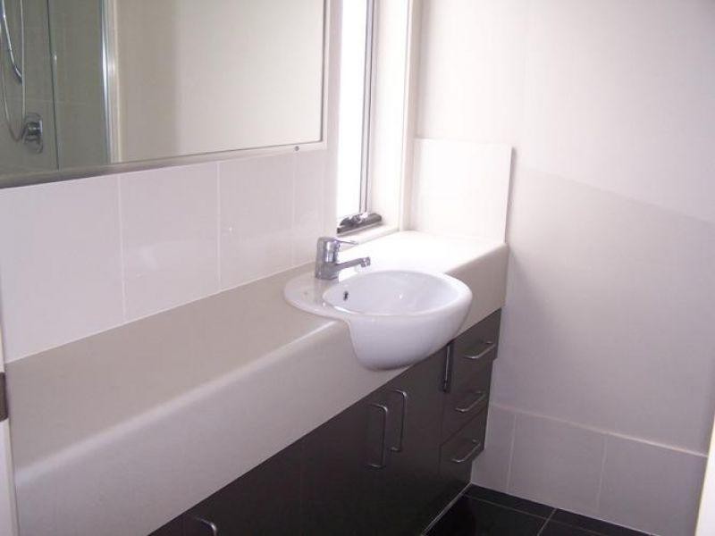 4/2 Lake Weyba Drive, Noosaville QLD 4566