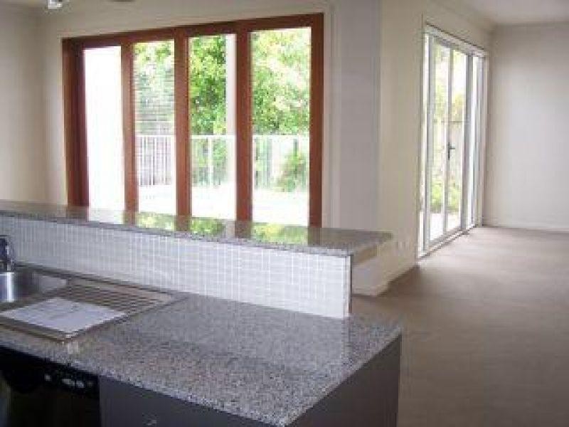 4/2 Lake Weyba Drive, Noosaville QLD 4566