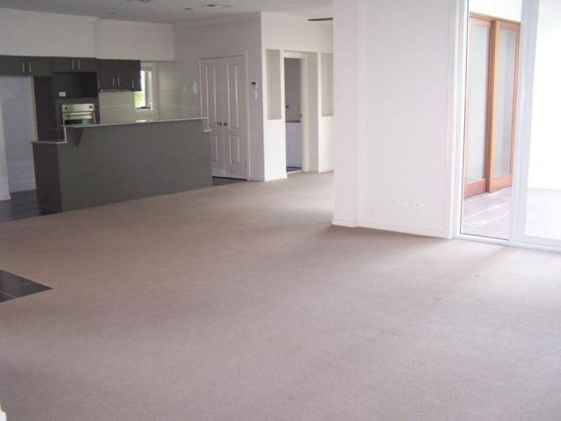 4/2 Lake Weyba Drive, Noosaville QLD 4566