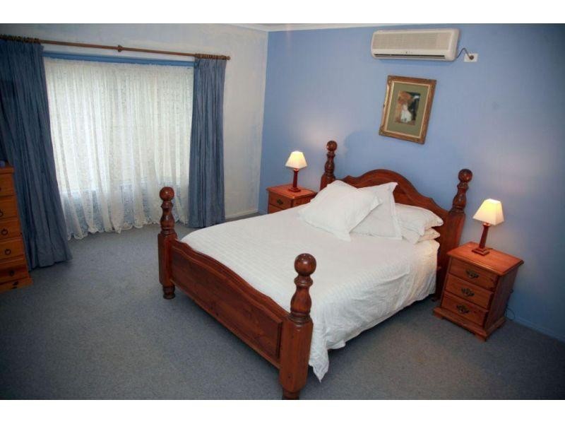 18 Deakin Court, Southside QLD 4570