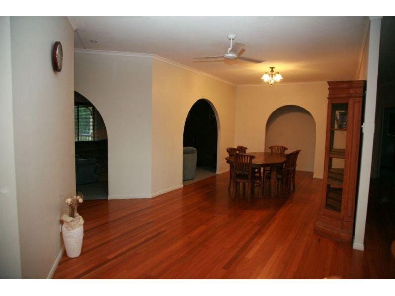 18 Deakin Court, Southside QLD 4570