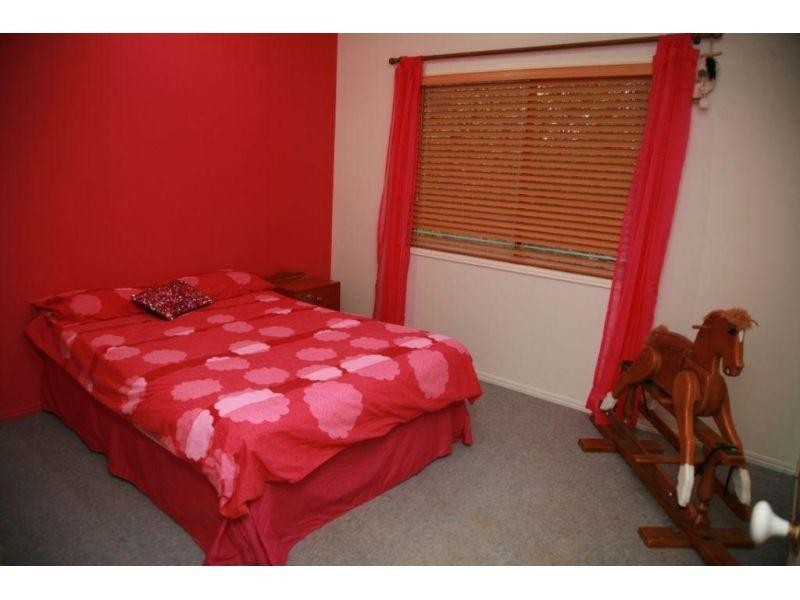 18 Deakin Court, Southside QLD 4570