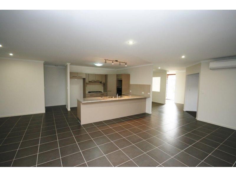 4 Chairmans Close, Jones Hill QLD 4570