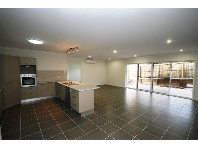 4 Chairmans Close, Jones Hill QLD 4570