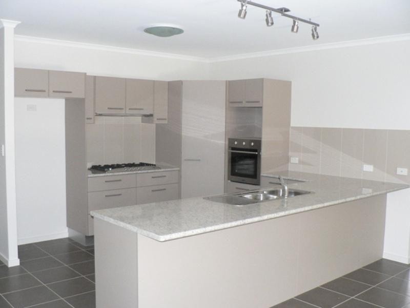 4 Chairmans Close, Jones Hill QLD 4570