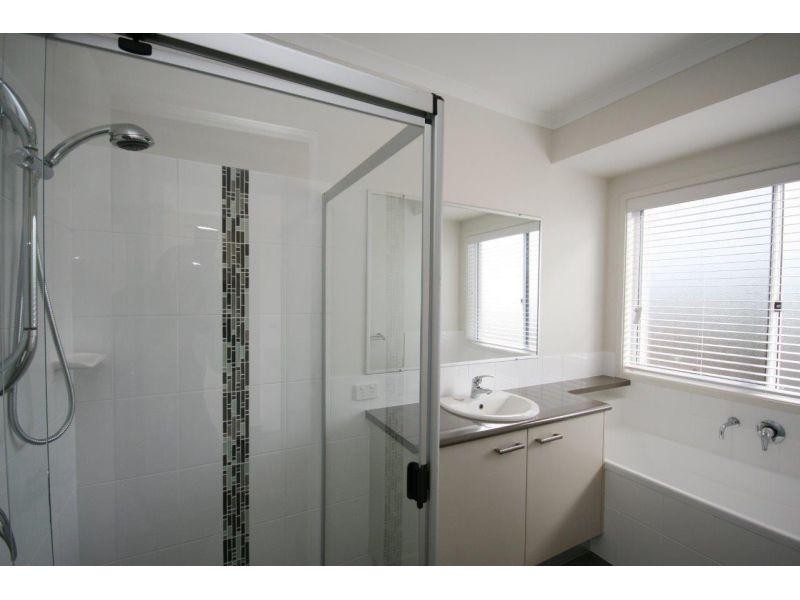 4 Chairmans Close, Jones Hill QLD 4570