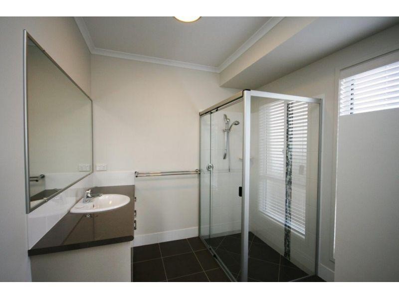 4 Chairmans Close, Jones Hill QLD 4570