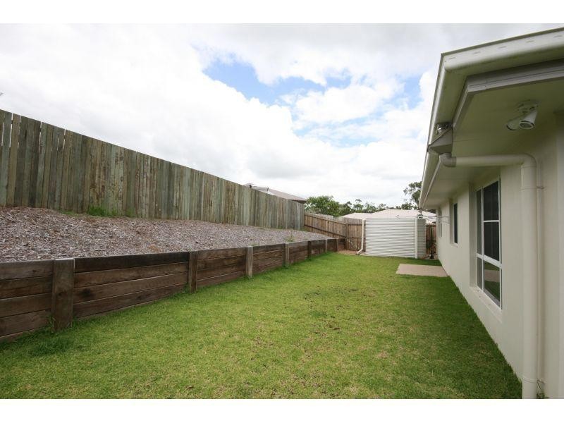 4 Chairmans Close, Jones Hill QLD 4570