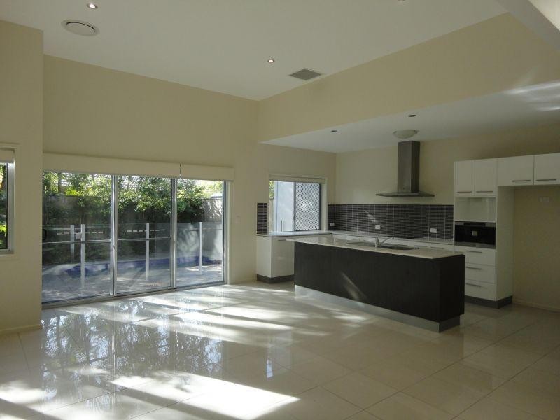 2/11 Lake Weyba Drive, Noosaville QLD 4566