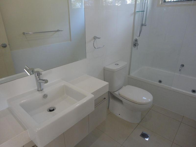 2/11 Lake Weyba Drive, Noosaville QLD 4566