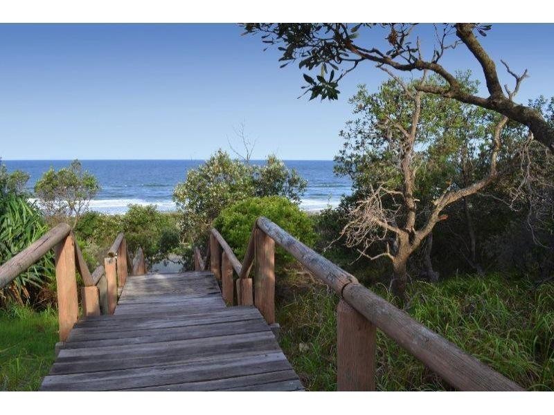 17 Tropicana Rise, Castaways Beach QLD 4567
