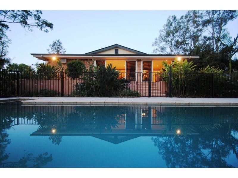 8 Oxford Ct, Southside QLD 4570