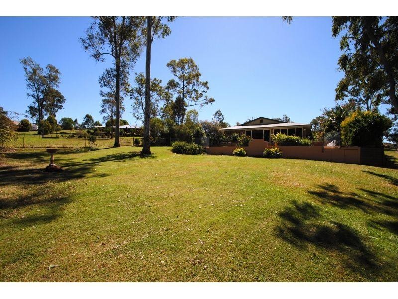 8 Oxford Ct, Southside QLD 4570