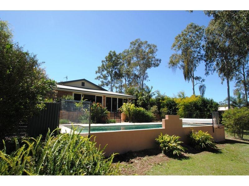 8 Oxford Ct, Southside QLD 4570