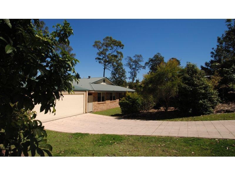 8 Oxford Ct, Southside QLD 4570