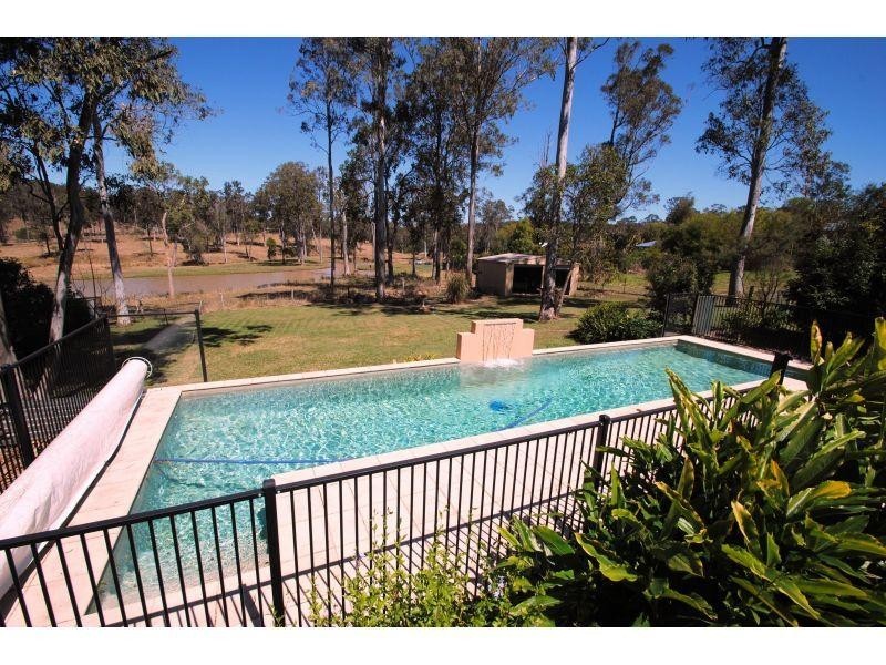 8 Oxford Ct, Southside QLD 4570