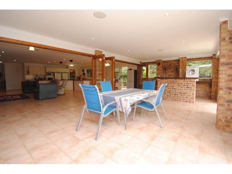 8 Oxford Ct, Southside QLD 4570