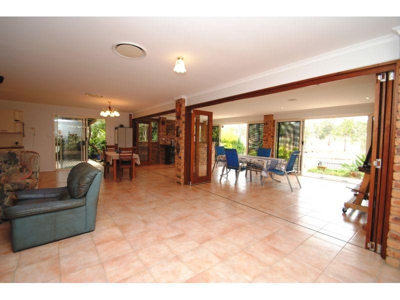 8 Oxford Ct, Southside QLD 4570