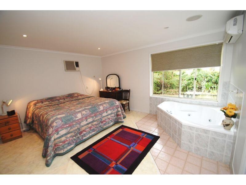 8 Oxford Ct, Southside QLD 4570