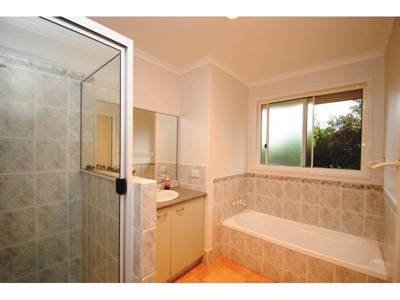 8 Oxford Ct, Southside QLD 4570