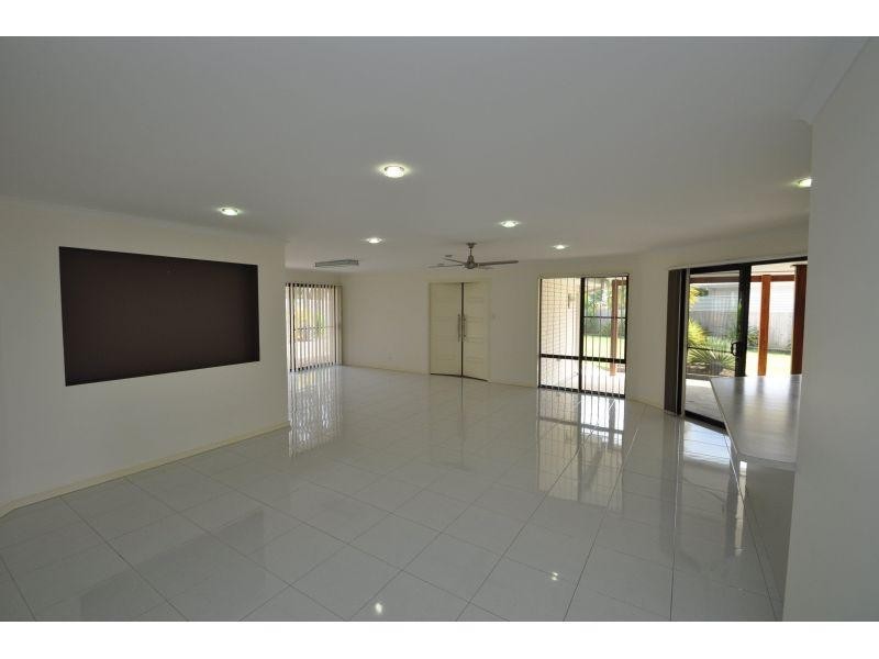 11 Suncrest Ct, Southside QLD 4570
