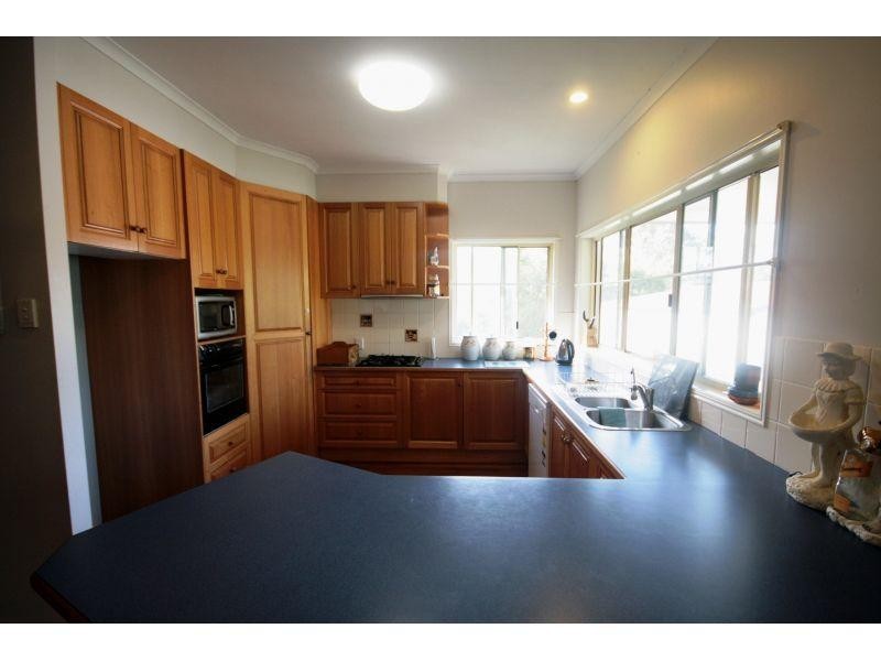 18 Deakin Court, Southside QLD 4570