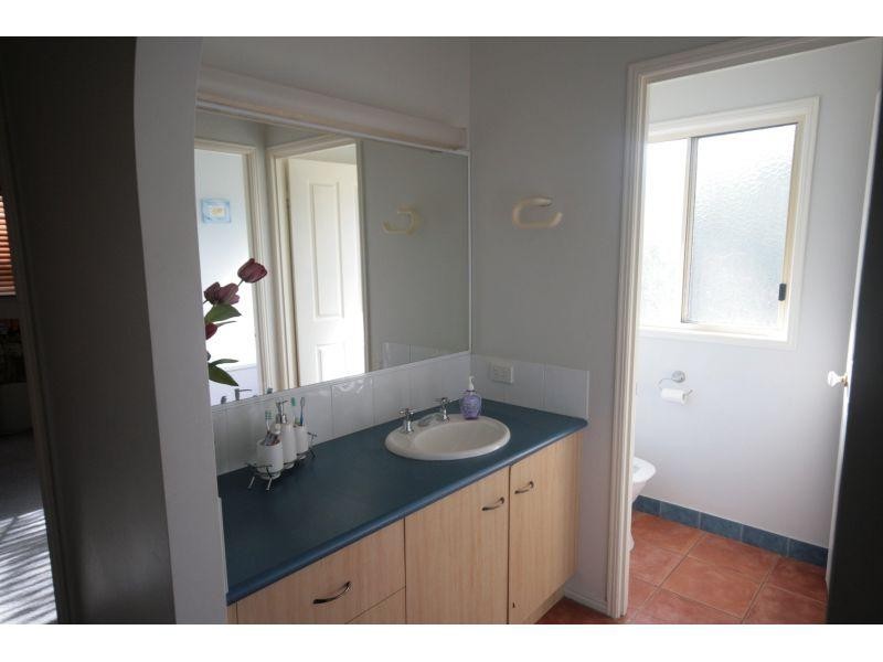 18 Deakin Court, Southside QLD 4570