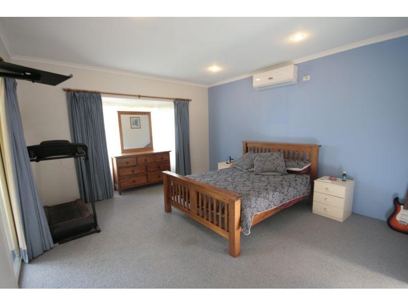 18 Deakin Court, Southside QLD 4570