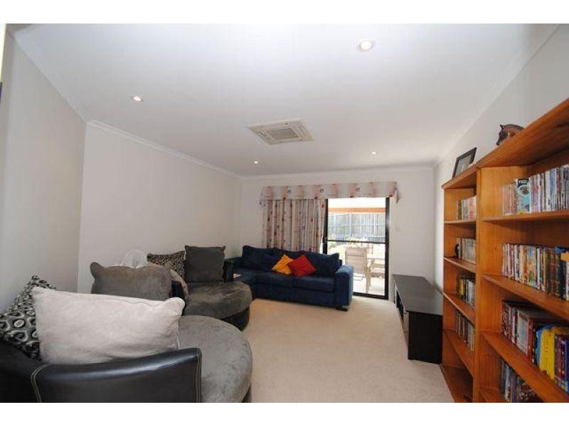 5 Petrie Court, Southside QLD 4570