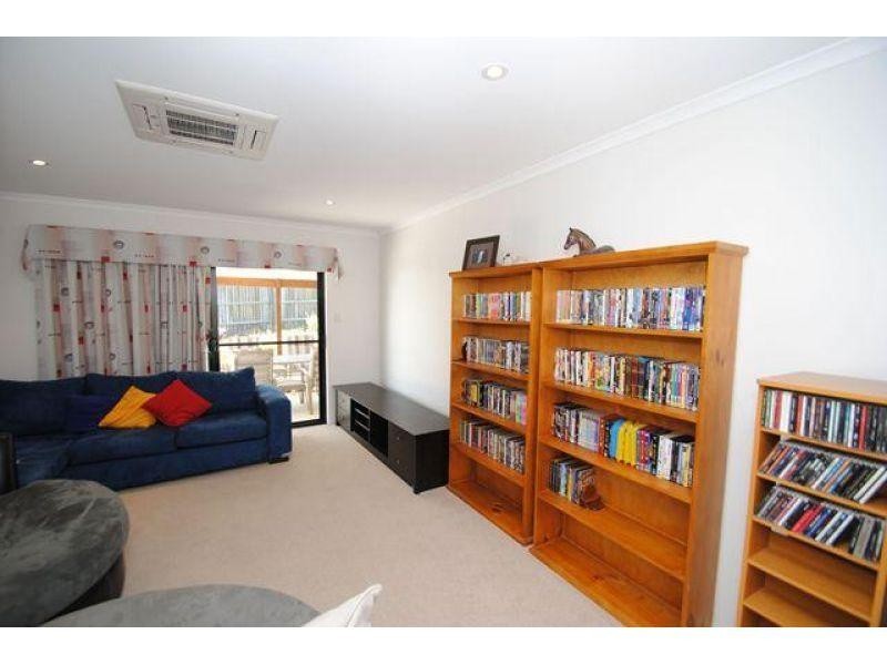 5 Petrie Court, Southside QLD 4570