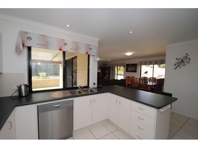 5 Petrie Court, Southside QLD 4570