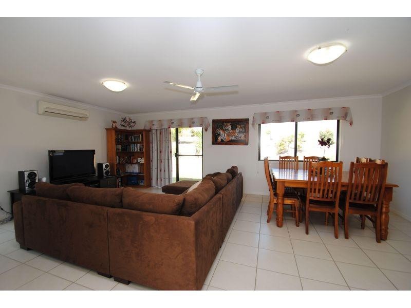 5 Petrie Court, Southside QLD 4570