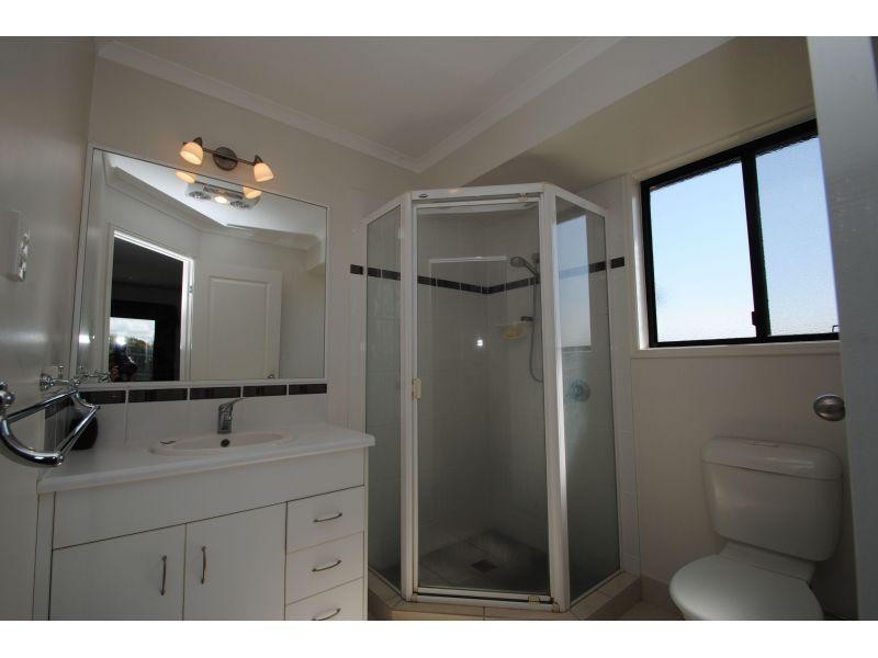 5 Petrie Court, Southside QLD 4570