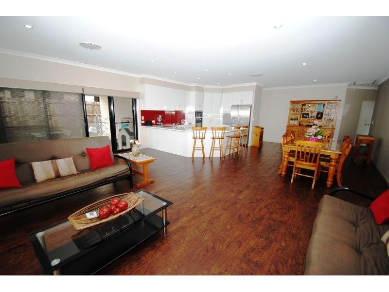 9 Principal Place, Jones Hill QLD 4570