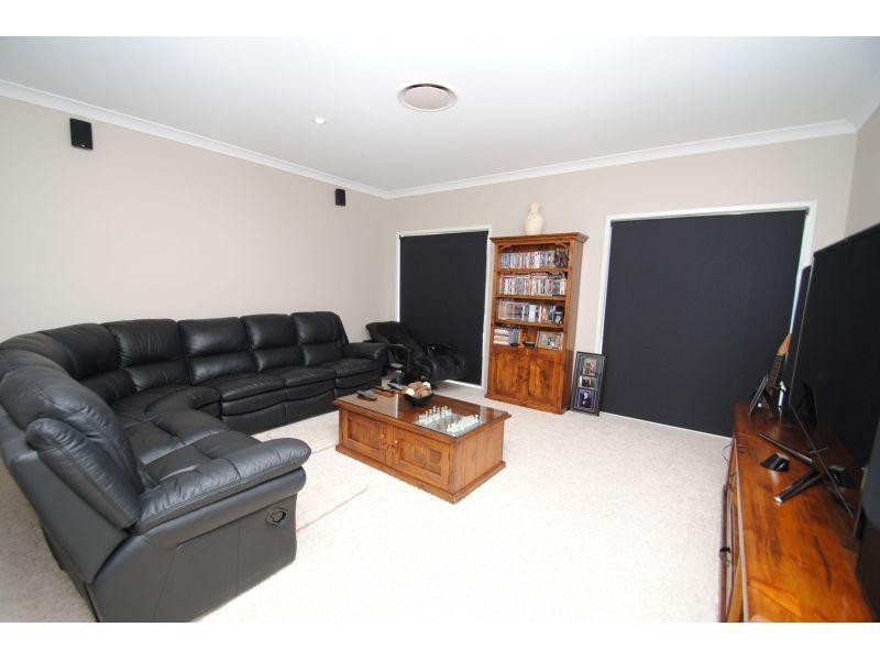 9 Principal Place, Jones Hill QLD 4570