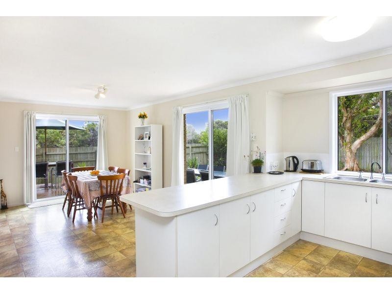 14 Columbia Dr, Sunrise Beach QLD 4567