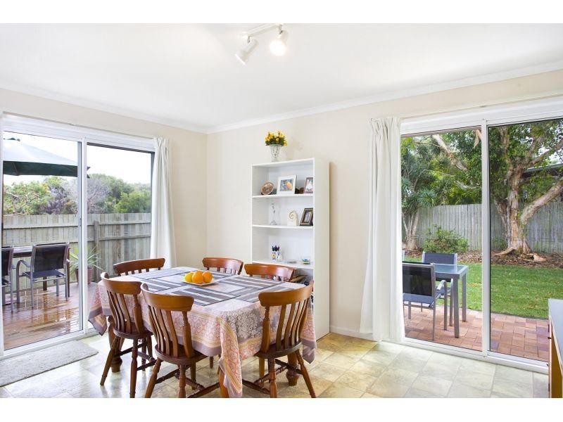 14 Columbia Dr, Sunrise Beach QLD 4567