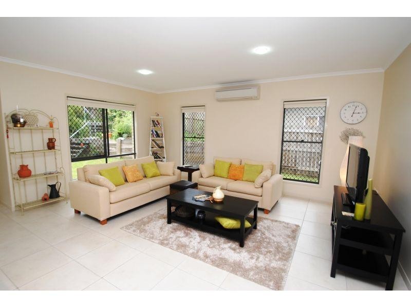 2/7 Rocklea Drive, Southside QLD 4570