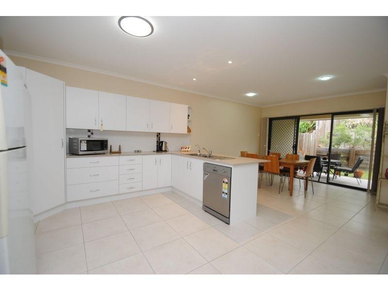 2/7 Rocklea Drive, Southside QLD 4570