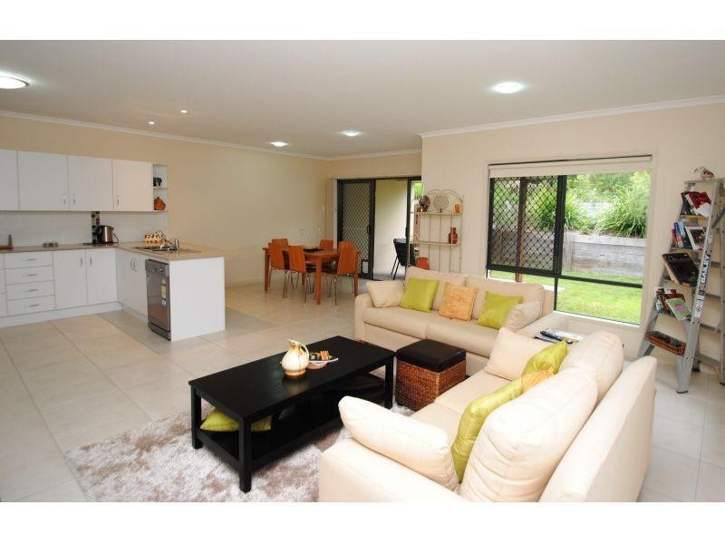 2/7 Rocklea Drive, Southside QLD 4570