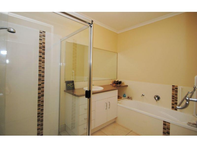 2/7 Rocklea Drive, Southside QLD 4570
